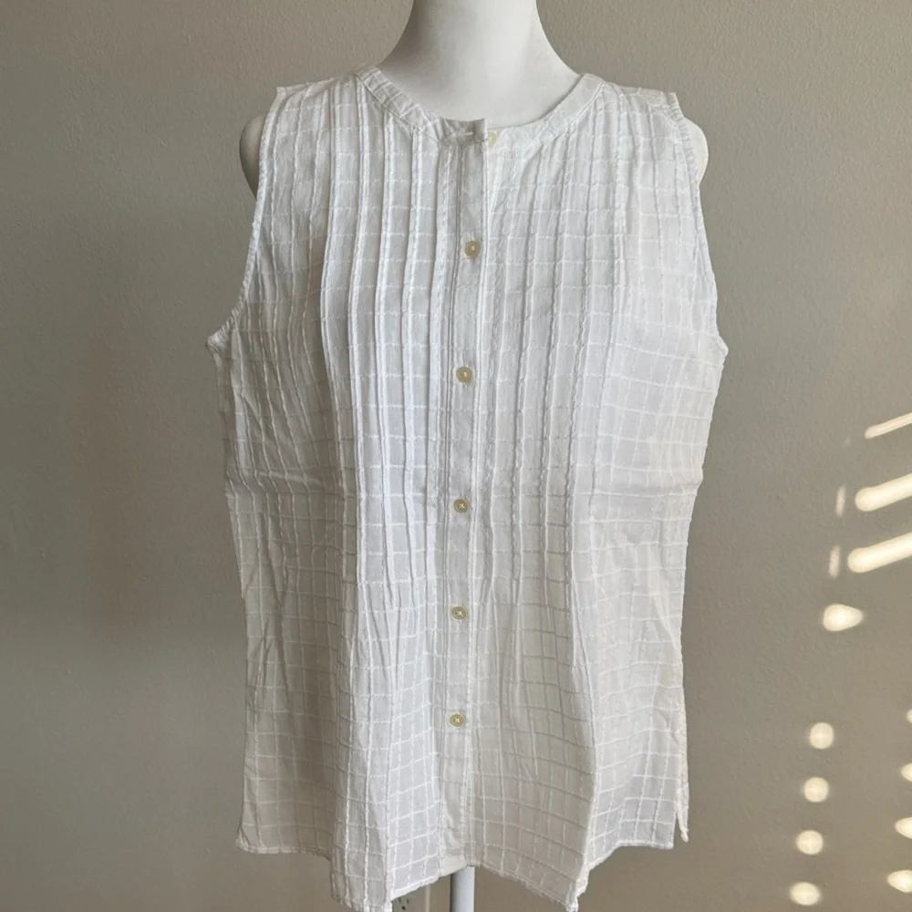 Sleeveless White Button-Up Women's Top - Picture 2 of 9